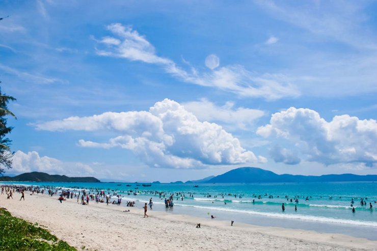 anh-dep-bai-bien-nha-trang-cat-trang_085935797.jpg
