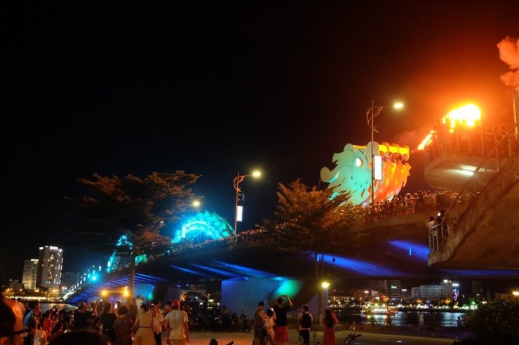 anh-dep-cau-rong-phun-lua_111044465.jpg