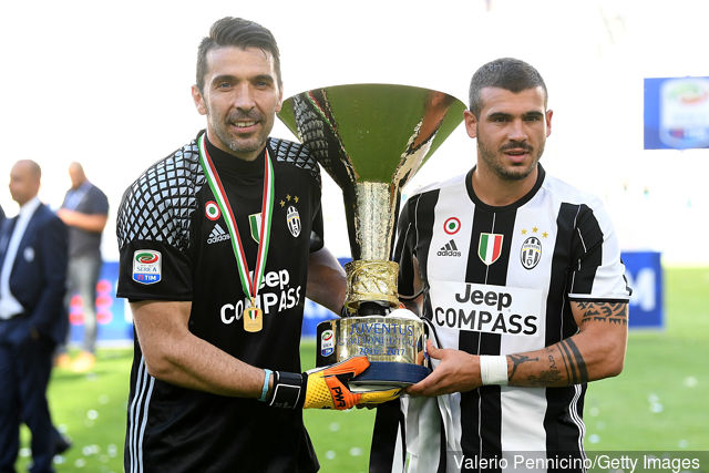 gianluigi_buffon_l_and_stefano_sturaro_of_juventus_fc_celebrate__529434.jpg