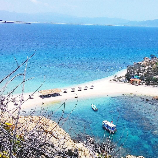 hinh-anh-bai-tam-doi-o-nha-trang_085936438.png