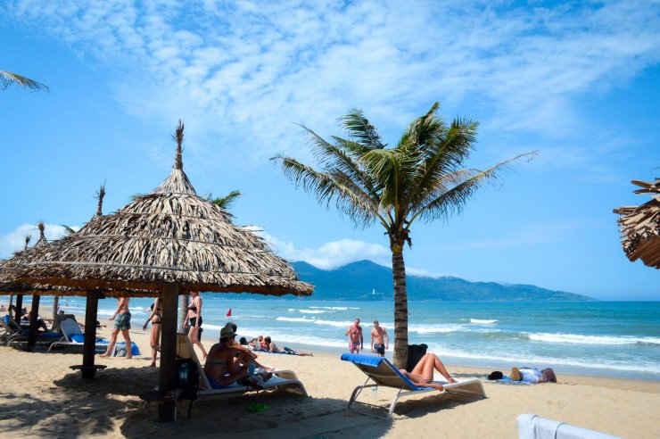 hinh-anh-bai-tam-o-nha-trang_085936532.jpg
