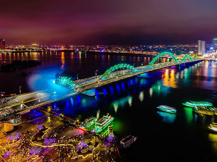 hinh-anh-cau-rong-da-nang-phun-nuoc-bay-mau_111045560.jpg