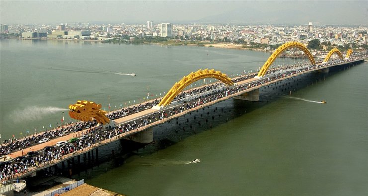 hinh-anh-cau-rong-phun-nuoc-ban-ngay_111046165.jpg