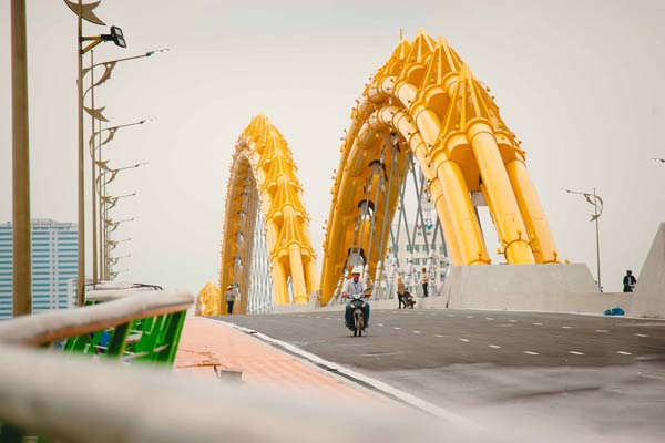hinh-anh-tren-cay-cau-rong-da-nang_111046639.jpg
