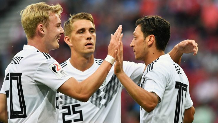 julian-brandt-mesut-ozil-germany-02062018_1j60qfd2gdsyez8hxm7id1jt5.jpg
