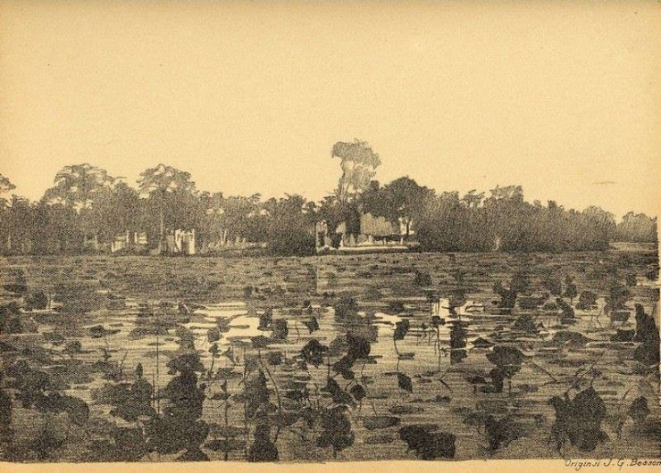 luyen-thi-thu-khoa-vn-chua-Tran-Quoc-voi-sen-Ho-Tay-bao-quanh.jpg