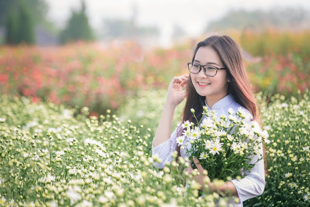luyen-thi-thu-khoa-vn-co-gai-chup-anh-ben-hoa-cuc-hoa-mi-05.jpg