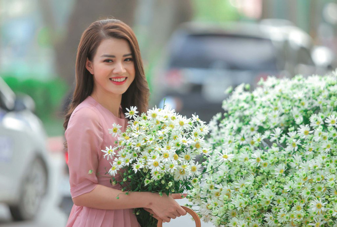 luyen-thi-thu-khoa-vn-co-gai-chup-anh-ben-hoa-cuc-hoa-mi-17.jpg
