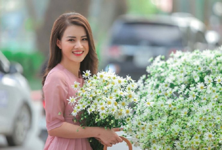 luyen-thi-thu-khoa-vn-co-gai-chup-anh-ben-hoa-cuc-hoa-mi-17.jpg