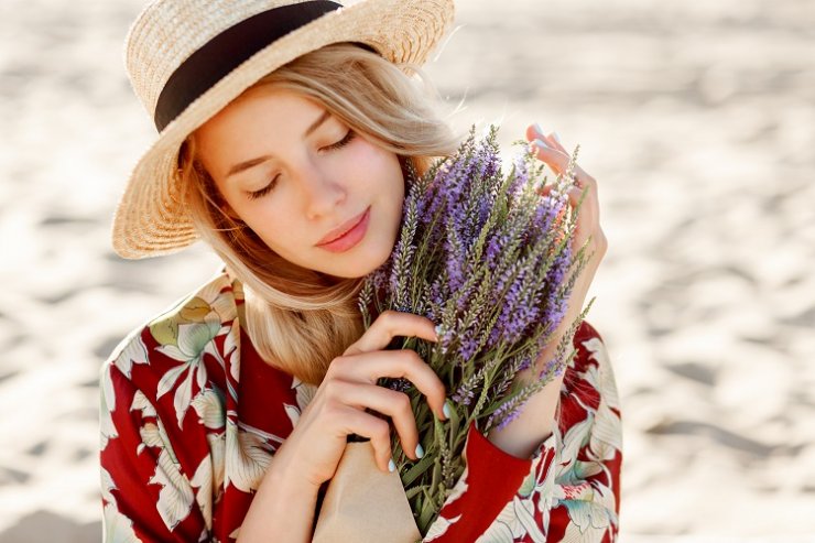 luyen-thi-thu-khoa-vn-girl-with-flower-freepik.jpg