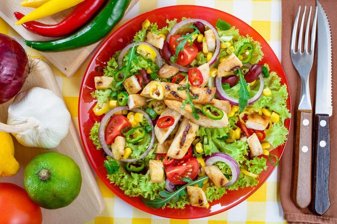 luyen-thi-thu-khoa-vn-salad-ga-va-rau-cu-nuong-01.jpg
