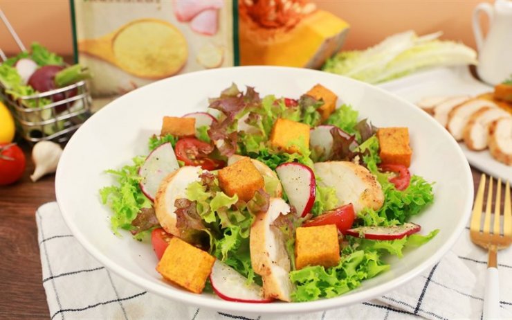 luyen-thi-thu-khoa-vn-salad-ga-va-rau-cu-nuong.jpg