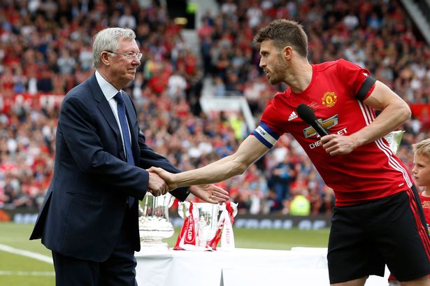 Manchester-United-08-XIs-Michael-Carrick-shakes-the-hand-of-Sir-Alex-Ferguson-before-the-match.jpg