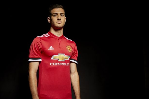 Manchester-United-Unveil-New-Signing-Diogo-Dalot.jpg
