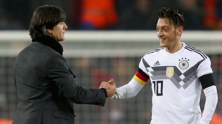 mesut-ozil-jogi-low-dfb_1aihde2npy0f01n4n3ig6smqzm.jpg