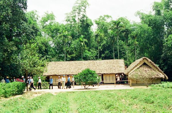 nha-cua-bac-ho-o-nghe-an-que-huong-viet-nam_041215941.jpg