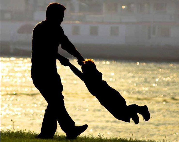 pai-e-mãe-juntos-com-os-filhos2.jpg